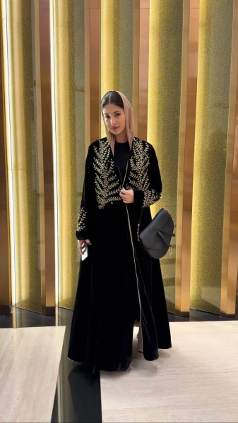 عبايه مخمل اسود مع شك ذهبي C:6572 gold