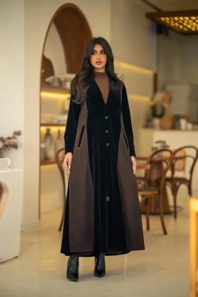 عبايه مخمل كريب اسود مطعم بمخمل مضلع بني C:6582 Brown