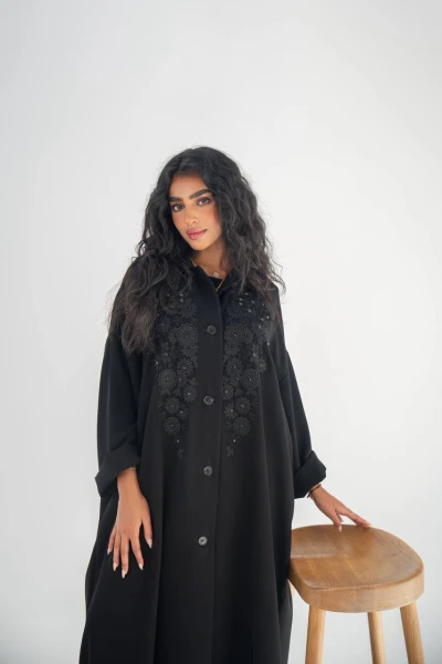 عباية كريب باللون الاسود مع تطريز و شك يدوي C:6650