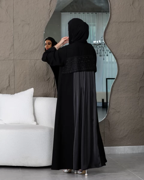 عبايه كريب مع تطريز لون اسود مع كسرات حرير    C:6441BLACK