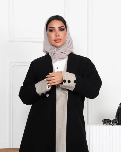 عبايه كريب بلون الاسود بتطعيم لون البيج من الامام C:6530