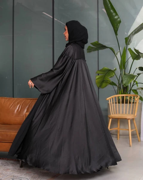 عبايه كريب بلون الاسود مع كسرات C:6534