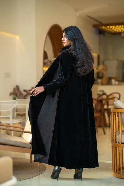عبايه بخام مخمل كريب اسود مطعم بمخمل مضلع C:6582 Black