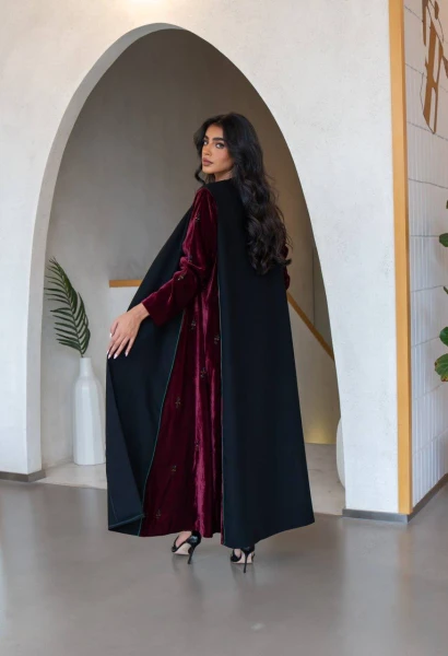 عبايه كريب اسود مع مخمل عنابي C:6560 Black-Red