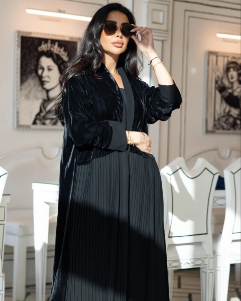 عبايه مخمل مع بليسيه بلون الاسود C:6360 Black
