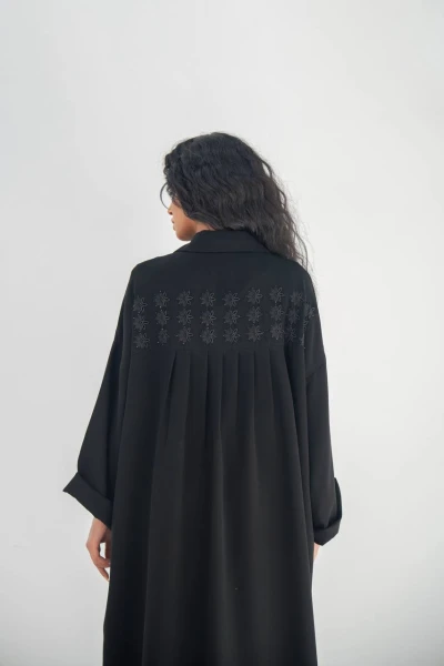 عباية كريب باللون الاسود مع تطريز و شك يدوي C:6650