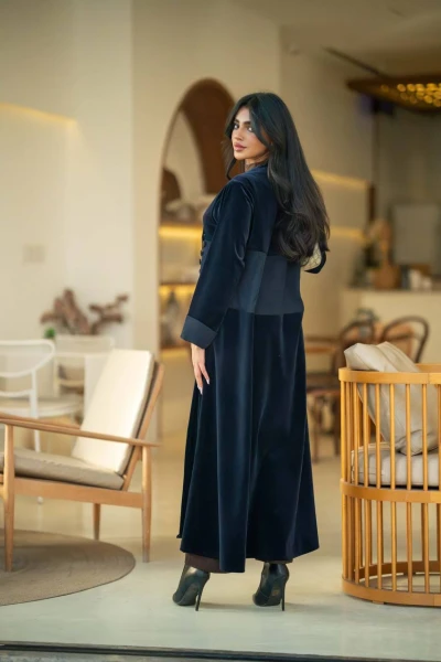 عبايه مخمل كريب مع مخمل مضلع بلون الكحلي C:6581