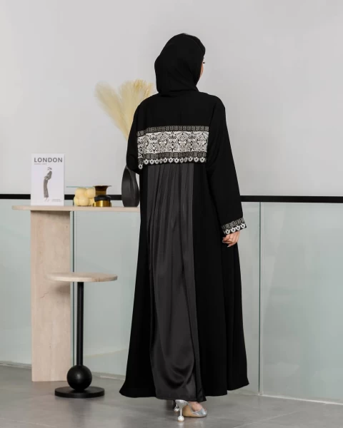 عبايه كريب مع تطريز لون بيج مع كسرات حرير    C:6441BEIGE