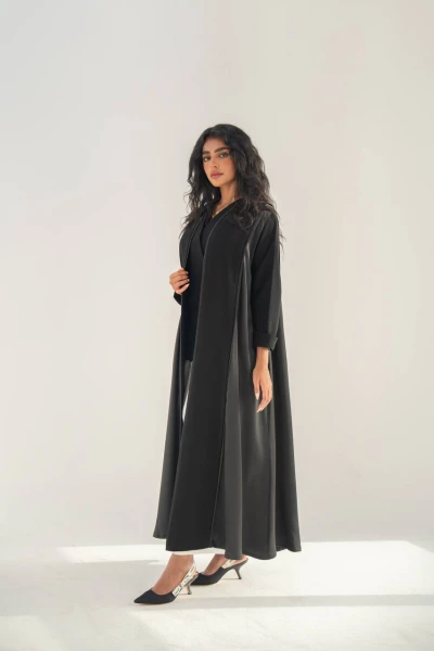 عباية كريب باللون الاسود مع تطريز من الخلف C:6654
