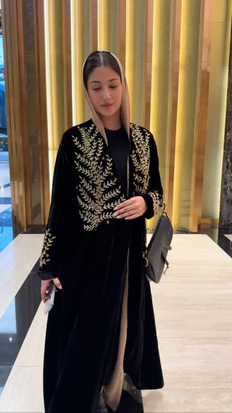 عبايه مخمل اسود مع شك ذهبي C:6572 gold